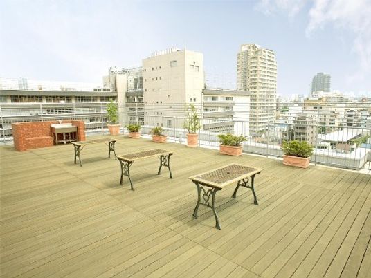 都市の景色が見えるテラス