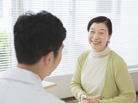 笑顔の女性と職員の対話