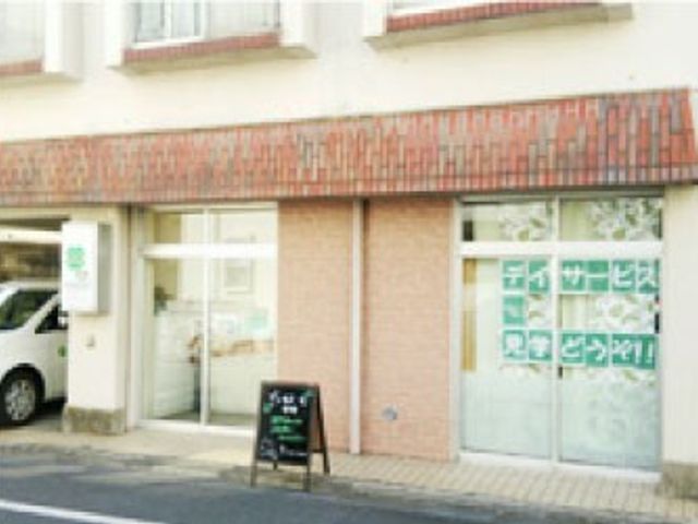 緑の看板がある外観 外観 緑の看板が目印の建物です。明るい雰囲気の入り口が魅力です。