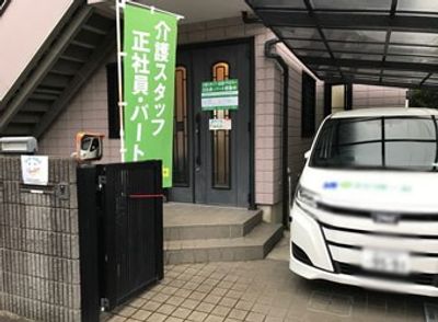 入口と駐車された車