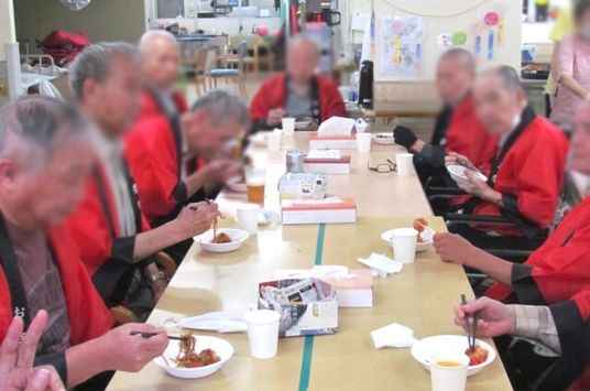 お食事を楽しむ場面