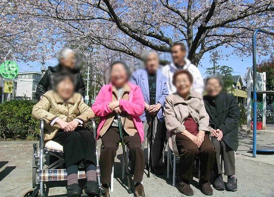 桜の下の集合写真