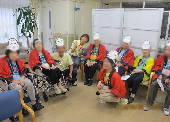 賑やかな集まりの室内