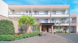 明るい二階建ての建物