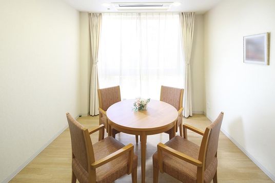 円卓と椅子のある居室