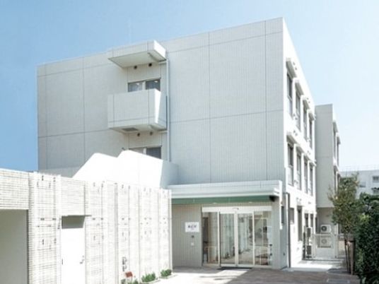 清潔感のある建物エントランス