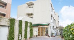明るい建物のエントランス