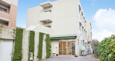 明るい施設のエントランス