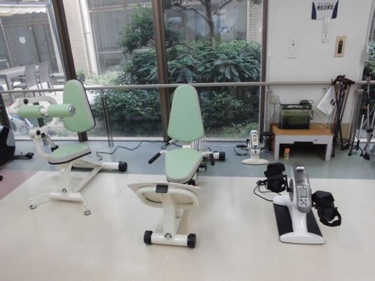 機能訓練室の運動機器  