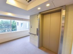 明るいエレベーターホール