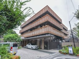 木目調のモダンな外観