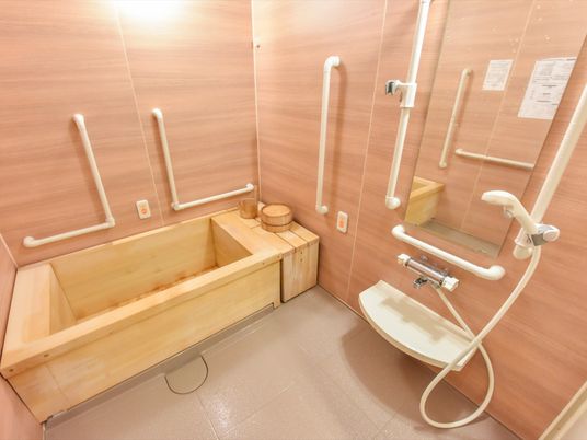 手すり付き木製浴槽