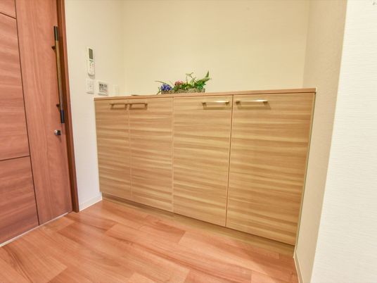 清潔な木目調の収納棚