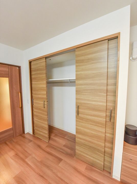 木目調の洋室のクローゼット