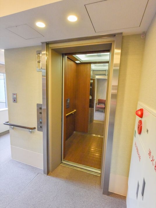 広々としたエレベーター