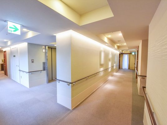 手すり付きの明るい廊下