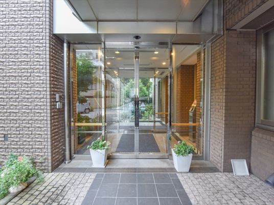 明るいエントランス通路