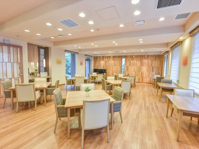 明るい共有ダイニングスペース