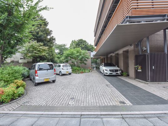 緑豊かな施設のエントランス