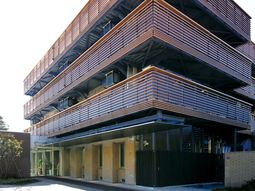 現代的な建物の外観