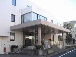 白い建物のエントランス