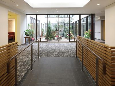 中庭へ続くエントランス