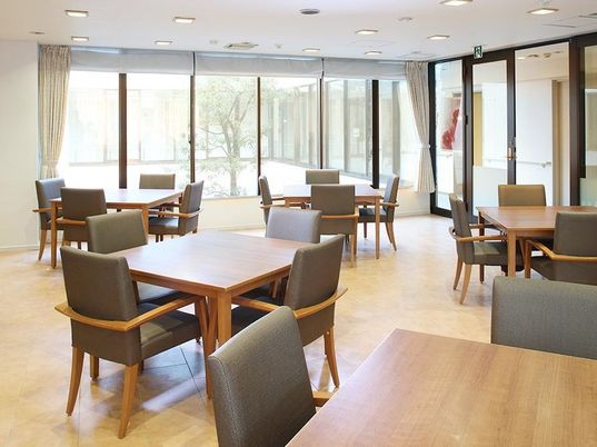 明るい共有ダイニングエリア