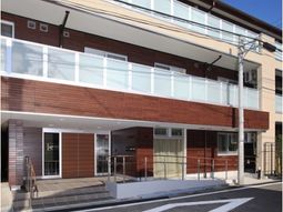 明るい外観の建物エントランス