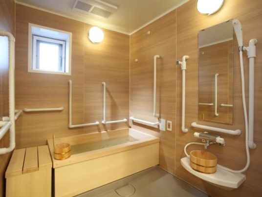 木目調の清潔な浴室