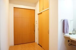 廊下の木製ドアと洗面台