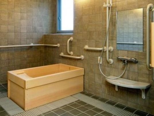 手すり付き木製浴槽