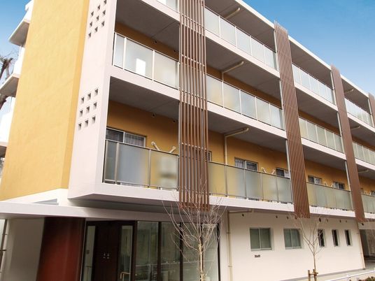 現代的な外観の建物