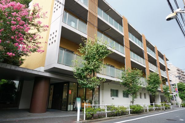 明るく清潔な外観