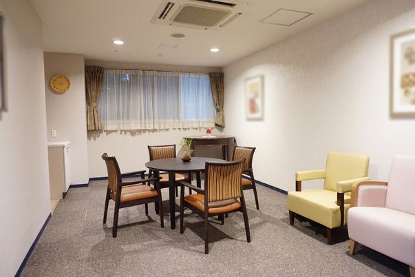 落ち着いた色合いの休憩室