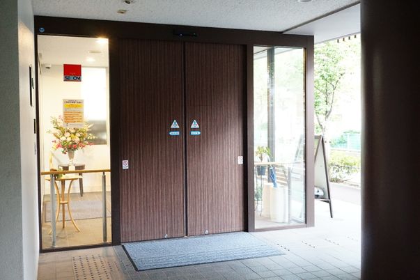 エントランスの自動ドア