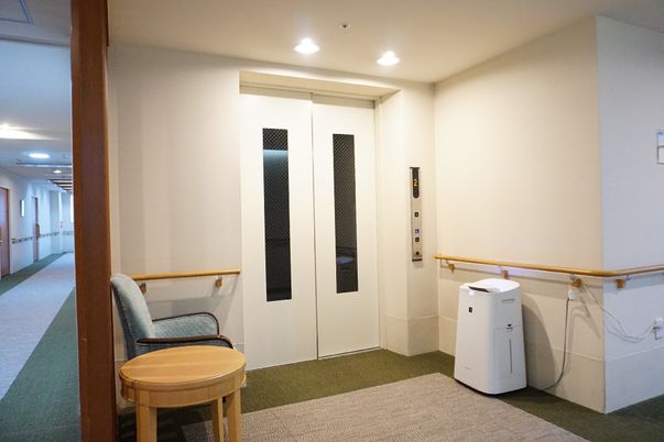 廊下のエレベーター前