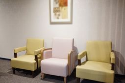 落ち着いた色の椅子三脚