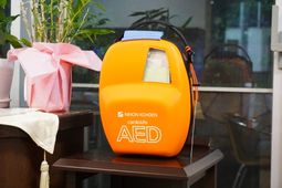 オレンジ色のAED装置
