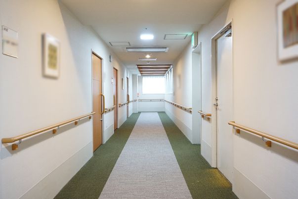 明るく清潔な廊下