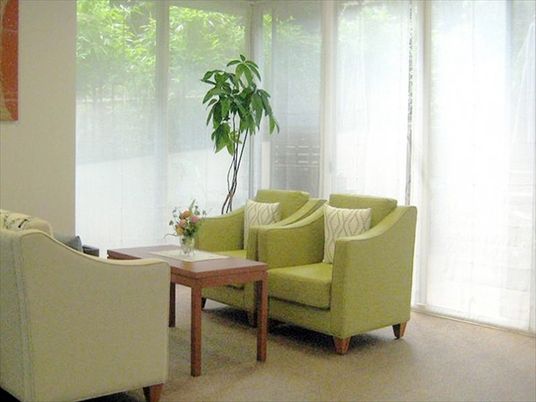 ラウンジのソファとテーブル