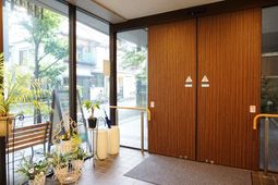 エントランスの木目調の扉