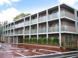 明るい日差しの外観