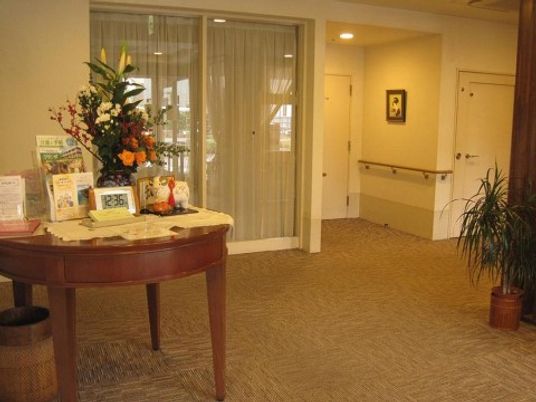 エントランスに花と案内板