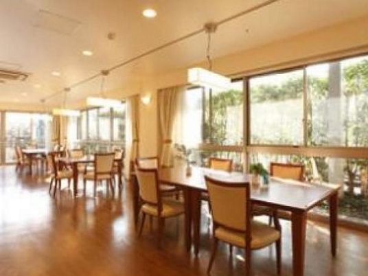 明るい採光の食堂