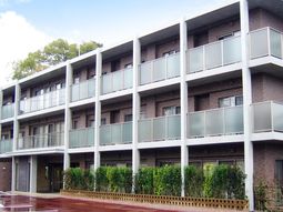 明るい外観の建物