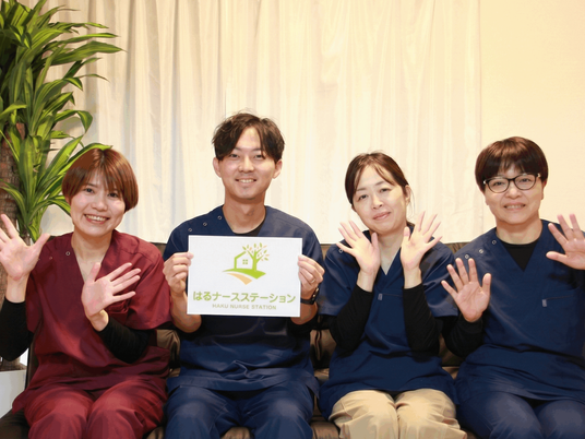 笑顔のスタッフ集合、ソファ