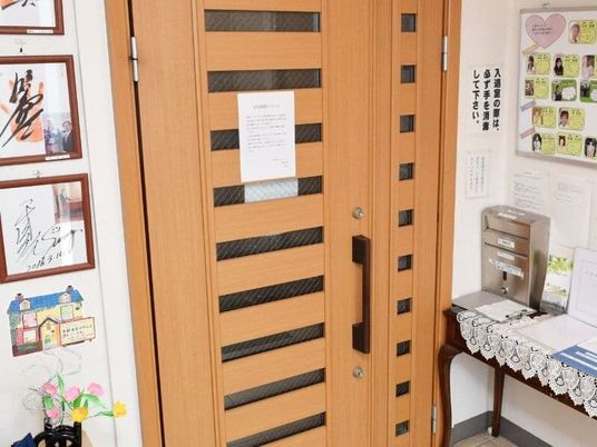 施設案内所のドア