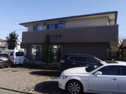 居室の外観と駐車場