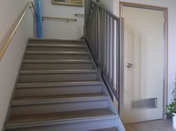階段と扉のある廊下