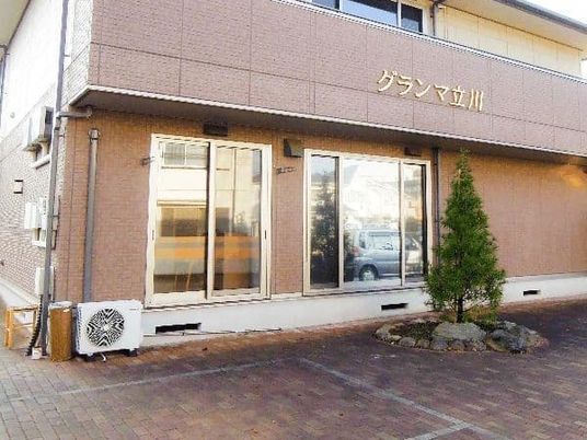 建物正面の外観  